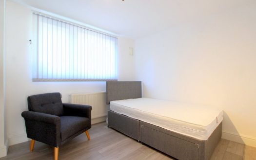 0 Bedroom Bedsit, Fairheathe, 43 Putney Hill