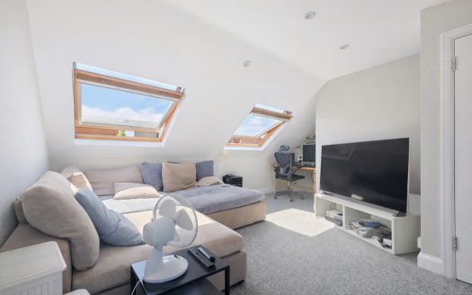 3 Bedroom Mid Terraced House, Kingston Road, London
