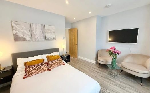 1 Bedroom Apartment, Earls Court Road, London