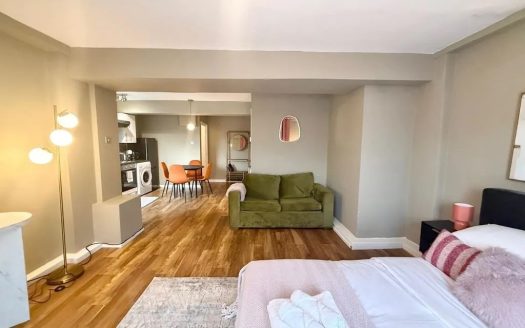 1 Bedroom Studio, Earls Court Road, London
