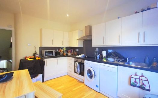 3 Bedroom Building, Garratt Lane, London
